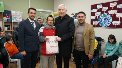 Dünya Engelliler Günü’nde, Kemalpaşa Belediye Başkanı Mehmet Türkmen özel ihtiyaçlı bireyler ile bir ortaya geldi