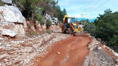 Finike’de taş ve mıcırla kaplanan yol temizlendi