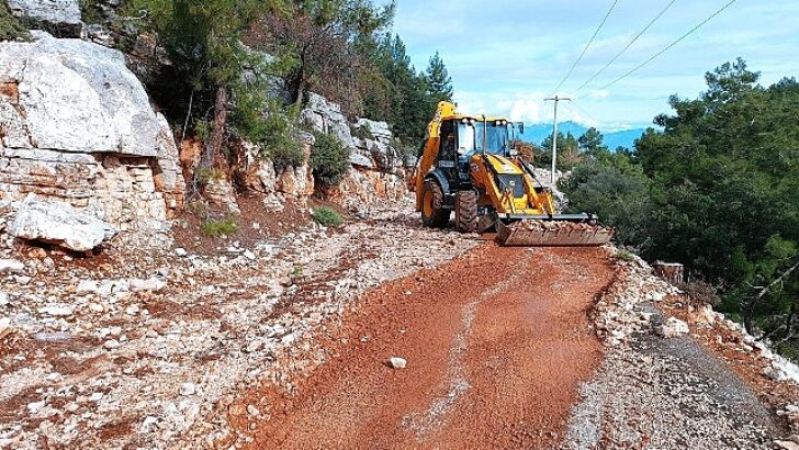 Finike’de taş ve mıcırla kaplanan yol temizlendi