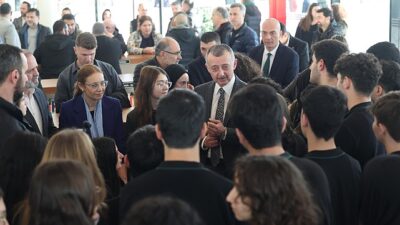Gençler, Ulusal İrade Meydanı’ndan çıkmak istemeyecek; Büyükşehir’den İzmit’e 7/24 açık kütüphane