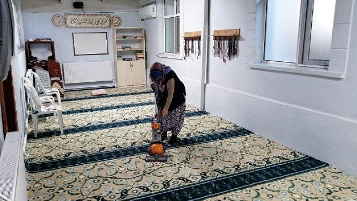 Geyve’de cami paklığı devam ediyor