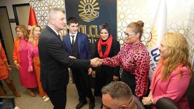 Gölcük Belediye Başkanı Ali Yıldırım Sezer, 3 Aralık Dünya Engelliler Günü kapsamında, başkanlık vazifesini özel birey Anıl Ege Aydın’a devretti.