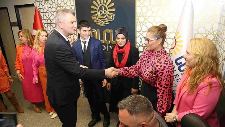 Gölcük Belediye Başkanı Ali Yıldırım Sezer, 3 Aralık Dünya Engelliler Günü kapsamında, başkanlık vazifesini özel birey Anıl Ege Aydın’a devretti.