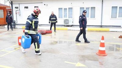 İtfaiye eri adayları şiddetli parkurlarda yarışıyor