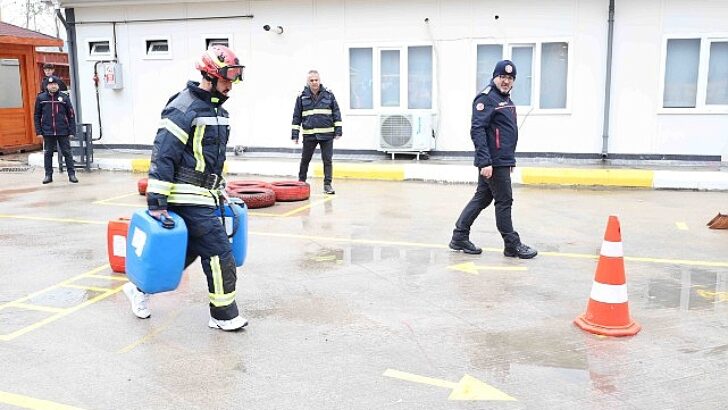İtfaiye eri adayları şiddetli parkurlarda yarışıyor