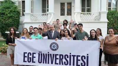 İzmir Büyükşehir Belediyesi, kent belleğinde kıymetli yeri olan Kültürpark’taki Göl ve Ada gazinolarını aslına uygun bir formda yeniliyor.
