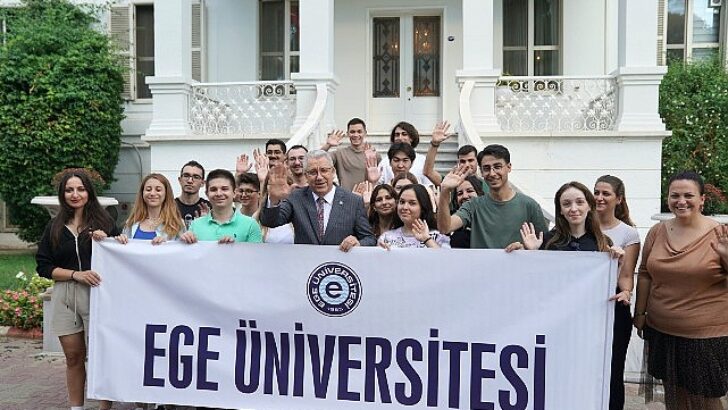 İzmir Büyükşehir Belediyesi, kent belleğinde kıymetli yeri olan Kültürpark’taki Göl ve Ada gazinolarını aslına uygun bir formda yeniliyor.