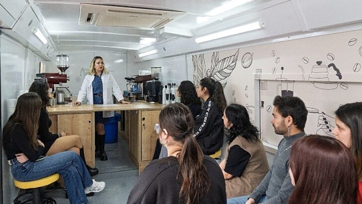 İzmir’in Taşınabilir Barista Otobüsü yollarda