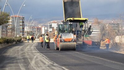 Kahramankazan Belediye Başkanı Selim Çırpanoğlu, Yıldırım Beyazıt Mahallesi’nde yürütülen asfalt çalışmalarını yerinde inceledi.