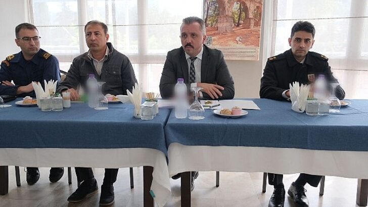Kemer’de Kemer Kaymakamı Ahmet Solmaz başkanlığında afet uyum toplantısı gerçekleştirildi.