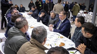 Lider Tugay şantiyede Büyükşehir Belediyesi işçileriyle buluştu “Namusumuzla, bütün çabamızla İzmir için çalışmaya devam edeceğiz”