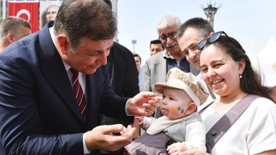 Lider Tugay vadetti, uyguladı, yüzler güldü İzmirli bayanların “Anne Kart” memnunluğu