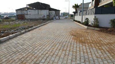 Menderes Belediyesi, Cüneytbey Mahallesi’nde yolları kilit parke ile yeniledi.