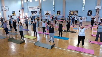 Menemenli bayanlar, fiyatsız pilates kursunda buluştu