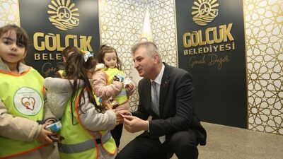 Minik Öğrencilerden Lider Sezer’e Sürpriz İkram