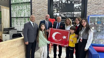 Öğrencilerden Lider Topaloğlu’na Türk bayrağı
