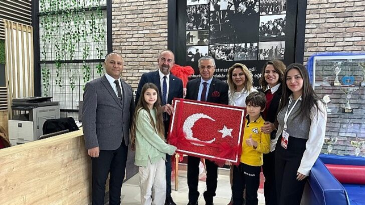 Öğrencilerden Lider Topaloğlu’na Türk bayrağı