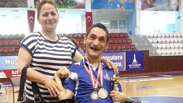 Pürüzleri bir bir aştı kendi ‘Evren’ini yarattı