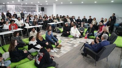 Rektör Prof. Dr. Budak, araştırma yürüten ve proje hazırlayan öğrencilerle bir ortaya geldi