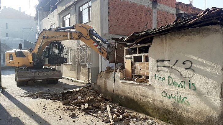 Tehlike arz eden metruk binalar yıkılıyor