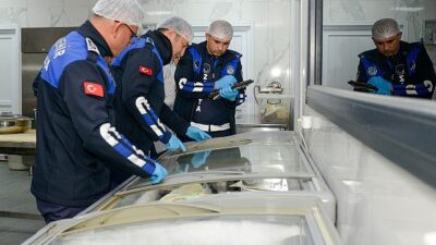 Yenişehir Belediyesi zabıtası kuruyemiş ve patiseri işletmelerini denetlendi