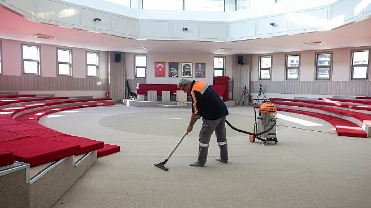 Bakırköy Belediyesi İbadethaneleri Taban Köşe Temizliyor