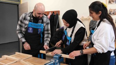 Bayanlar ahşap atölyesinde yeteneklerini keşfediyor; Ahşabın büyülü dünyası Büyükşehir’de