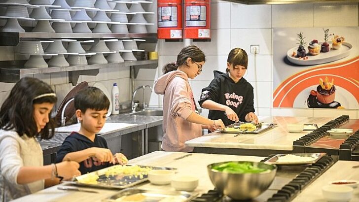 Bornova’da Minik Şefler yarıyıl tatilinin keyfini çıkarıyor