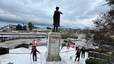 Büyükşehir, Atatürk Heykeli’nin paklığını yaptı