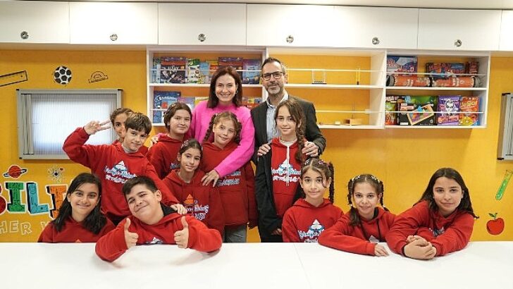 Ceyda Düvenci ve Aslı Cüreklibatır MediaMarkt’ın TEGV İş Birliğiyle Yürüttüğü “Eğitimle Daha İyiye” Projesi için Hatay’da çocuklarla bir ortaya geldi
