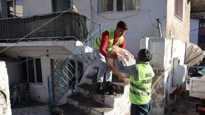 Dikili Belediyesi, gereksinim sahibi vatandaşların yuvalarını ısıtmaya devam ediyor