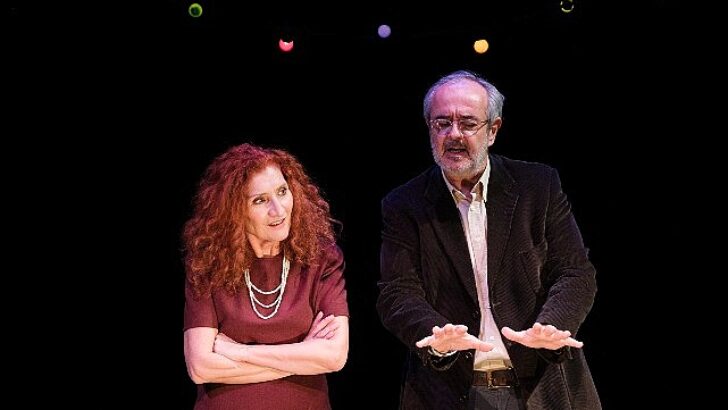 Forced Entertainment’ın çağdaş tiyatro klasiği “Yarın Tahminen de” Şubat gösterimleri ile Beykoz Kundura’da