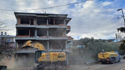 Gölcük Sarsıntıya Dayanaksız Binalardan Arındırılıyor