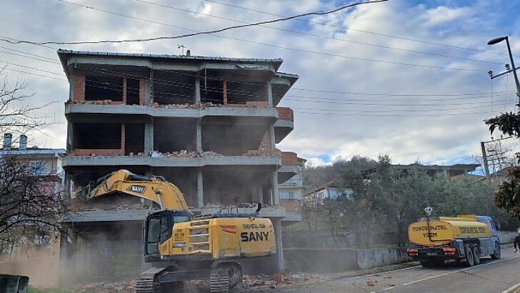 Gölcük Sarsıntıya Dayanaksız Binalardan Arındırılıyor