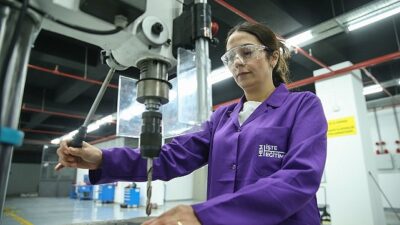 İstihdamın her alanında bayan gücü: Konaklı bayan CNC operatörleri geliyor