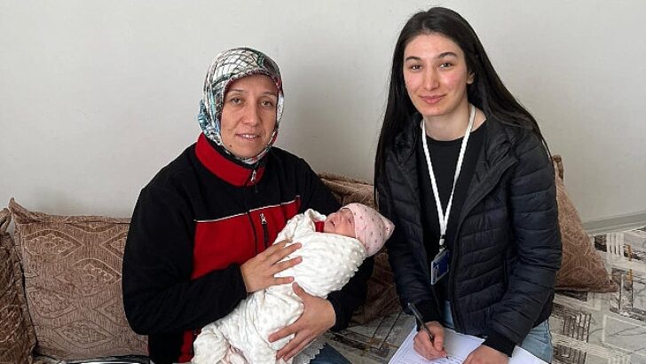 Kahramankazan Belediyesi Sağlık İşleri Müdürlüğü takımları, yeni doğan bebeklerin ailelerine yönelik mesken ziyaretlerine devam ediyor.