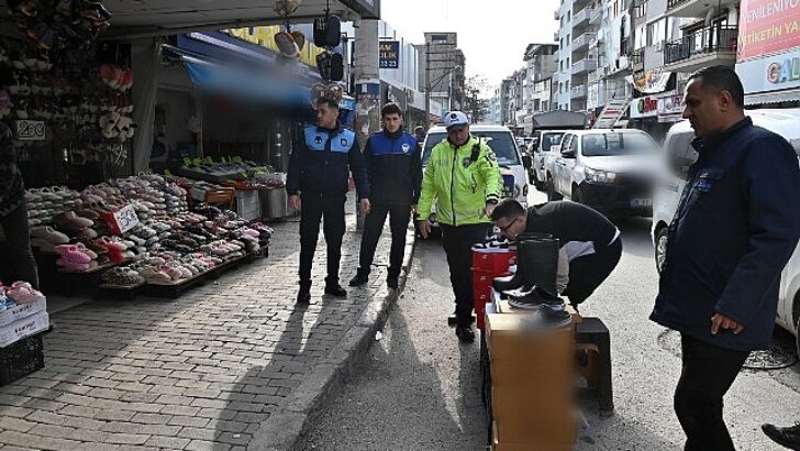 Karabağlar Belediyesi’nden kaldırım ve yol işgallerine karşı ikili kontrol