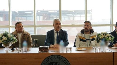 Kemalpaşa Belediye Başkanı Mehmet Türkmen, ilçedeki amatör futbol kulüplerine dayanak sağlıyor
