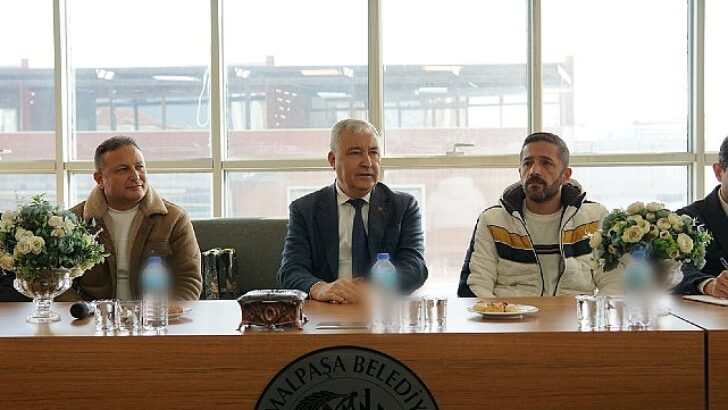Kemalpaşa Belediye Başkanı Mehmet Türkmen, ilçedeki amatör futbol kulüplerine dayanak sağlıyor