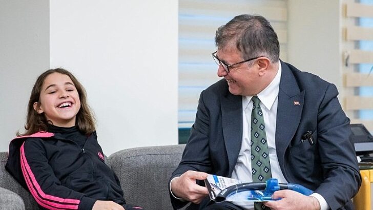 Lider Tugay’dan paralimpik yüzücü Miray’a davet