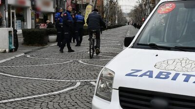 Lüleburgaz Belediyesi yayalaştırma bölgesinde yaya güvenliğini tehlikeye atan motosikletlere karşı kontrollerini artırarak sürdürüyor.