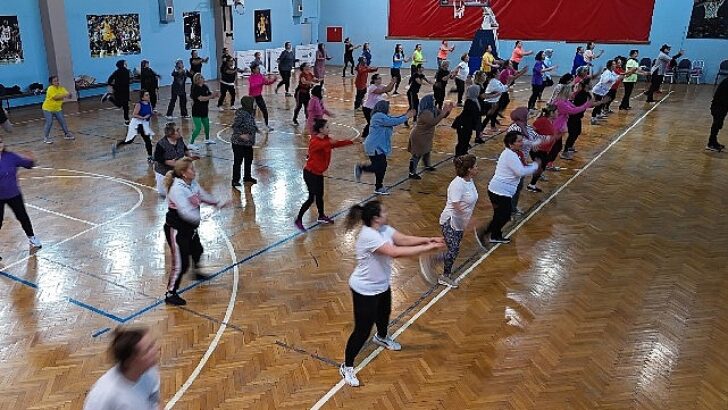Menemenli bayanlar fiyatsız zumba kursunda buluşuyor