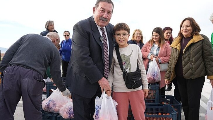 Milas Belediyesi üreticilere takviye olmak ve vatandaşların sağlıklı besin gereksinimini karşılamak maksadıyla gerçekleştirdiği portakal dağıtımına devam ediyor.