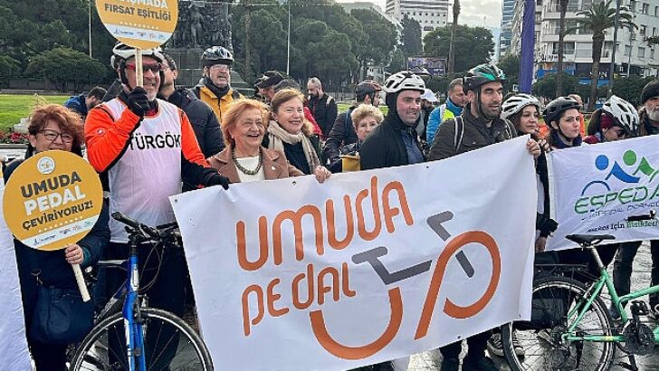Pedallar daha fazla kabartmalı kitap için çevrildi