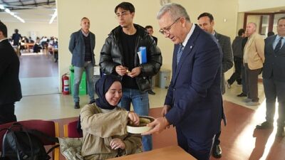 Rektör Prof. Dr. Budak, final imtihanlarına hazırlanan öğrencilerle bir ortaya geldi