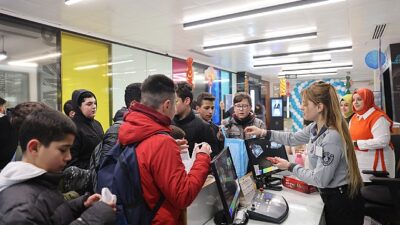 Selçuklu Belediye Başkanı Ahmet Pekyatırmacı, belediye hizmet binasına gelen çocuklara şivlilik dağıttı