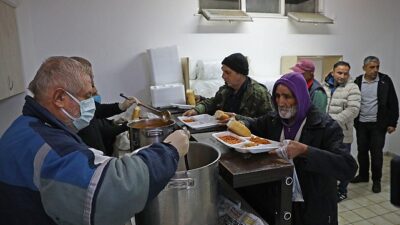 Sokakta kalan evsizleri Büyükşehir kucakladı