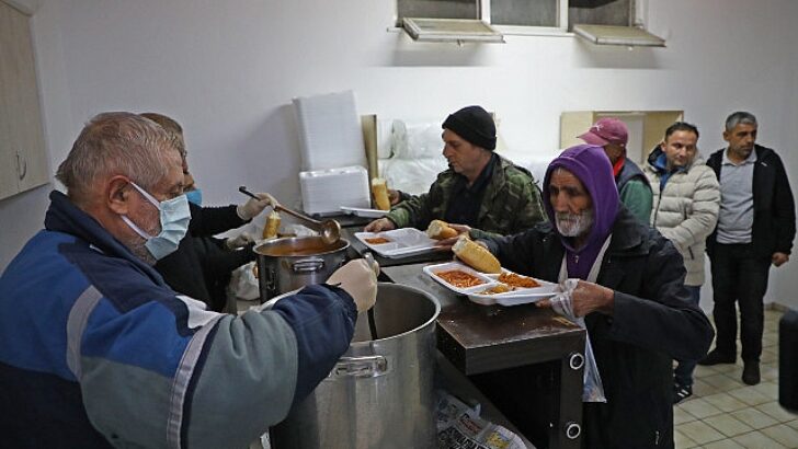 Sokakta kalan evsizleri Büyükşehir kucakladı
