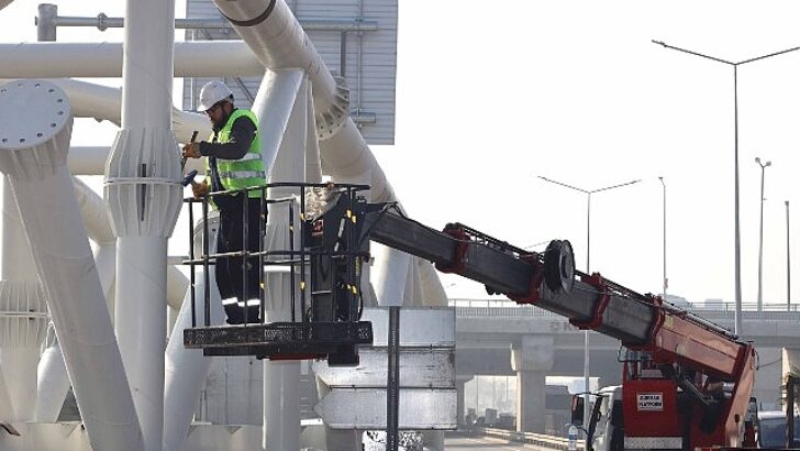 Solaklar Kavşağı’nda 120 tonluk dev montaj