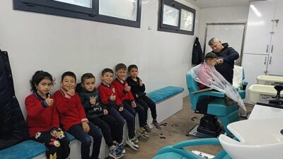 Taşınabilir kuaför tırı öğrencilerin hizmetinde